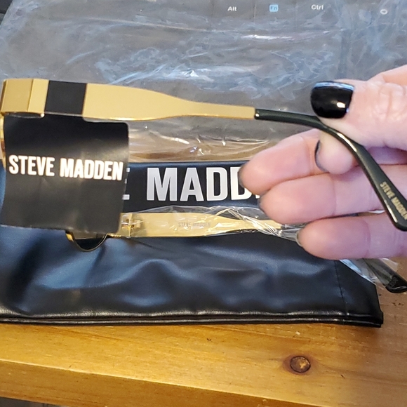 Steve Madden Gold Frame Sunglasses MYSTIE. UV PROTECTION GREEN BLUE LENSE. NWT - Picture 10 of 11